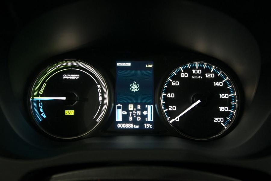  Mitsubishi Outlander PHEV 2012 года  (фото 35 из 48)